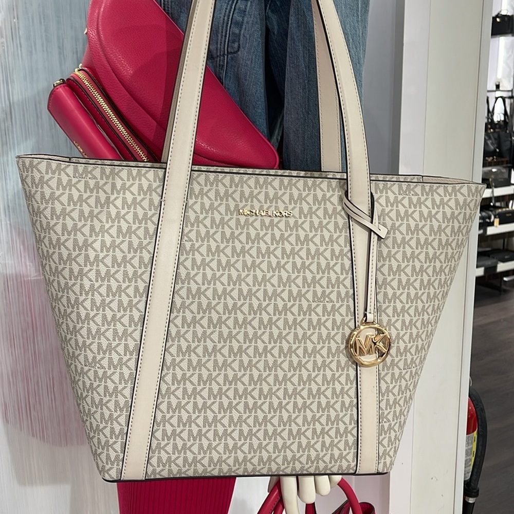 MICHAEL KORS
Pratt Large Signature Logo Tote Shoulder Bag
COLOR LIGHT CREAM
NWT